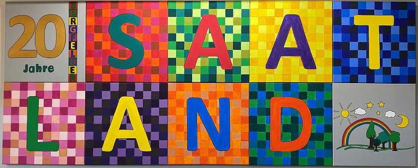Leinwände, die zusammen den Schriftzug BORGFELDER SAATLAND und das Logo der Schule zeigen