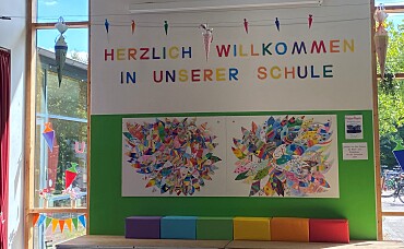 Bühne in der Aula am Einschulungstag