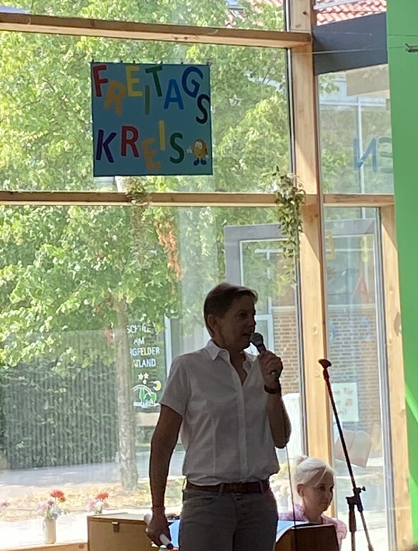 Frau Claassen hält eine Rede