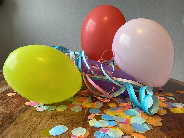 Luftballons, Luftschlangen und Konfetti