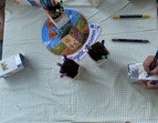 Kinder bemalen Milchtüten