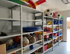 Regale mit Spielzeugen im Container