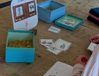 Kinder legen Silbennudeln