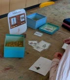 Kinder legen Silbennudeln