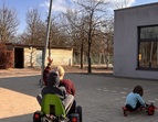 Kinder mit Fahrzeugen