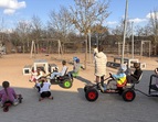 Kinder mit Fahrzeugen