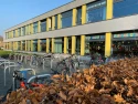 Fahrradständer vor der Schule