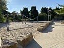 Natursteinmauer auf dem Schulhof