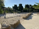 Natursteinmauer auf dem Schulhof