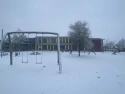 Verschneite Schule